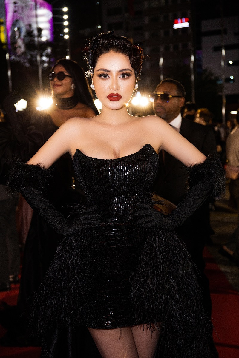 Có thể thấy, từ khi đăng quang Hoa hậu Việt Nam Thế giới 2018 tại Canada, Di Khả Hân đắt show đi sự kiện, biểu diễn thời trang. Mỗi lần xuất hiện, người đẹp lại gây ấn tượng bởi sự chỉn chu, nổi bật trên thảm đỏ song vẫn tôn trọng yêu cầu trang phục cũng như tính chất chương trình mà mình tham gia.