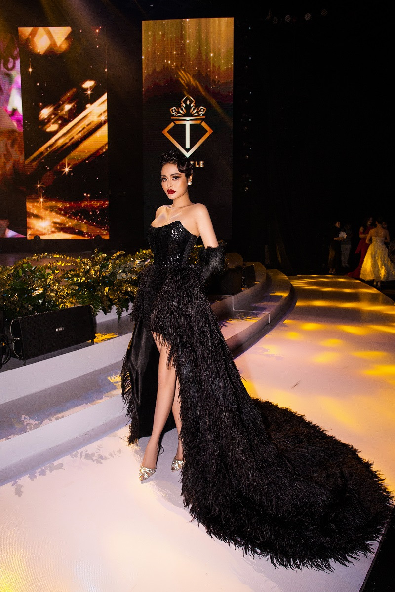 Hoa hậu Di Khả Hân diện váy lông vũ, khoe vòng 1 bốc lửa - Hình 2 Hoa hau Di Kha Han dien vay long vu, khoe vong 1 boc lua-Hinh-2