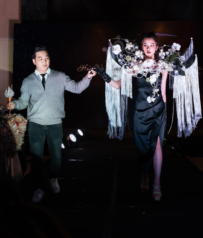 Trình diễn bộ sự tập hoa và thời trang là các người mẫu, người đẹp Top 10 Hoa hậu Biển đảo Việt Nam, Top 10 Miss Grand Vietnam.