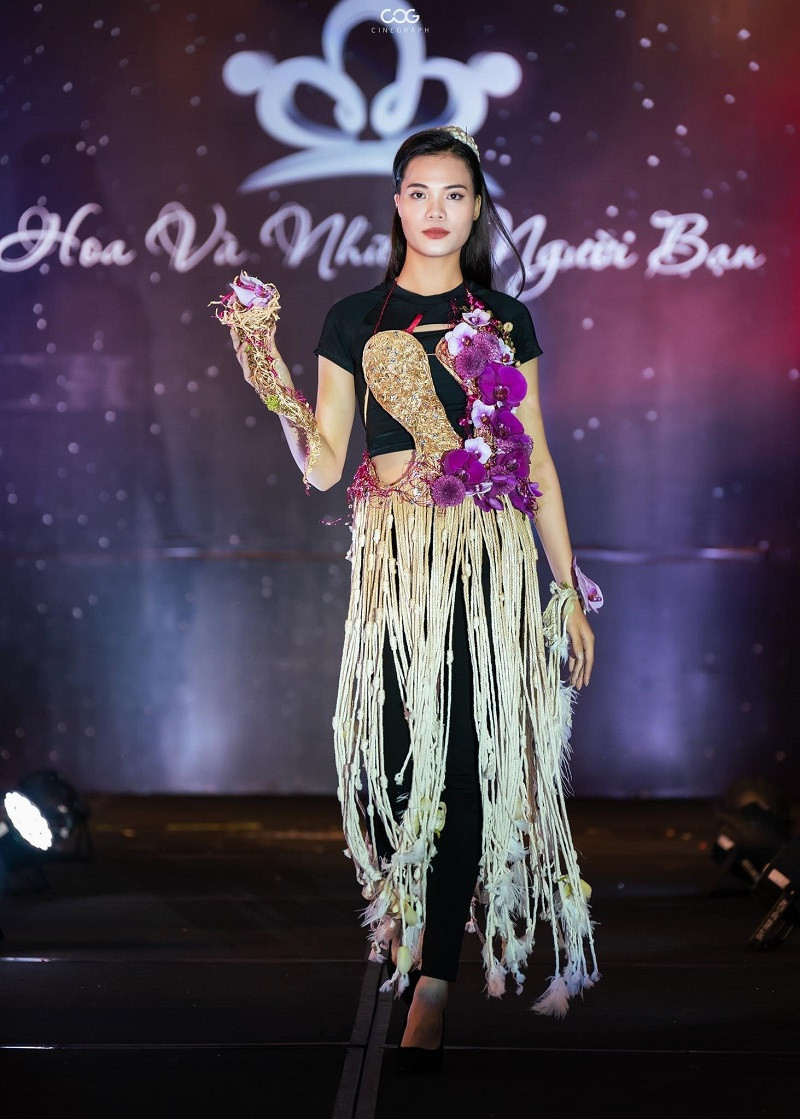 Các trang phục được thiết kế táo bạo, ấn tượng với điểm nhấn là hoa.