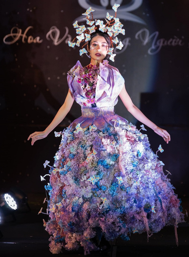 Một mẫu thiết kế được thực hiện kỳ công như một vườn hoa rực rỡ.