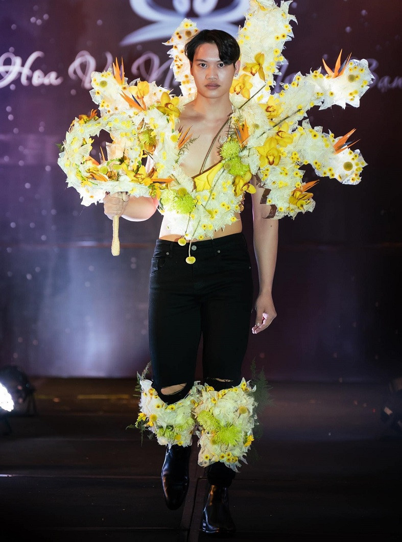 Ngoài ra, chương trình còn có sự góp mặt của các nhà mốt đến từ Singapore, Hàn Quốc…