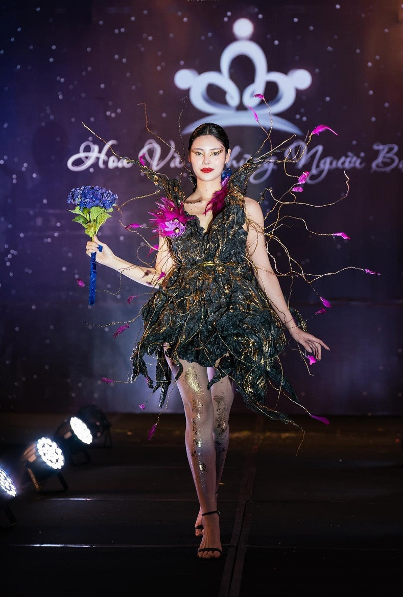 Mới đây sự kiện thời trang dành cho người yêu hoa đã được tổ chức quy tụ 20 nhà thiết kế tham gia.