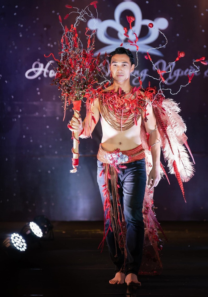 Các nhà thiết kế giới thiệu bộ sưu tập thời trang gồm những cái tên đình đám như: NTK Như Lê Phong, Huyền Minh, Nguyễn Thanh Sơn, Vũ Nguyễn, Đức Lợi, Thu Hà, Hiếu Đàm, Trần Gia, Nguyễn Thanh Chà, Hoàng Thuỳ Linh...