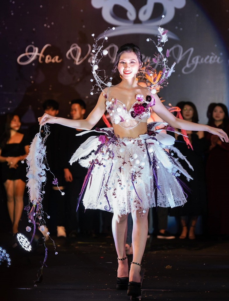 Tại sự kiện, các khách mời được chiêm ngưỡng những bộ sưu tập hoa kết hợp với thời trang vô cùng độc đáo.