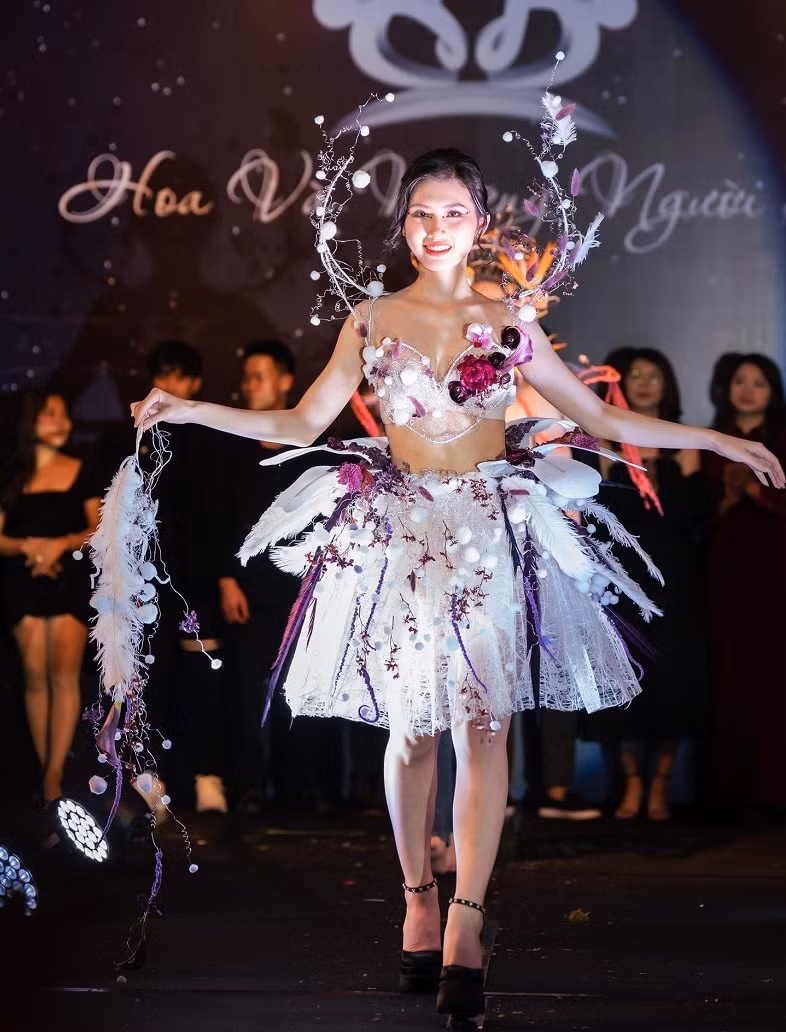 Tại sự kiện, các khách mời được chiêm ngưỡng những bộ sưu tập hoa kết hợp với thời trang vô cùng độc đáo.