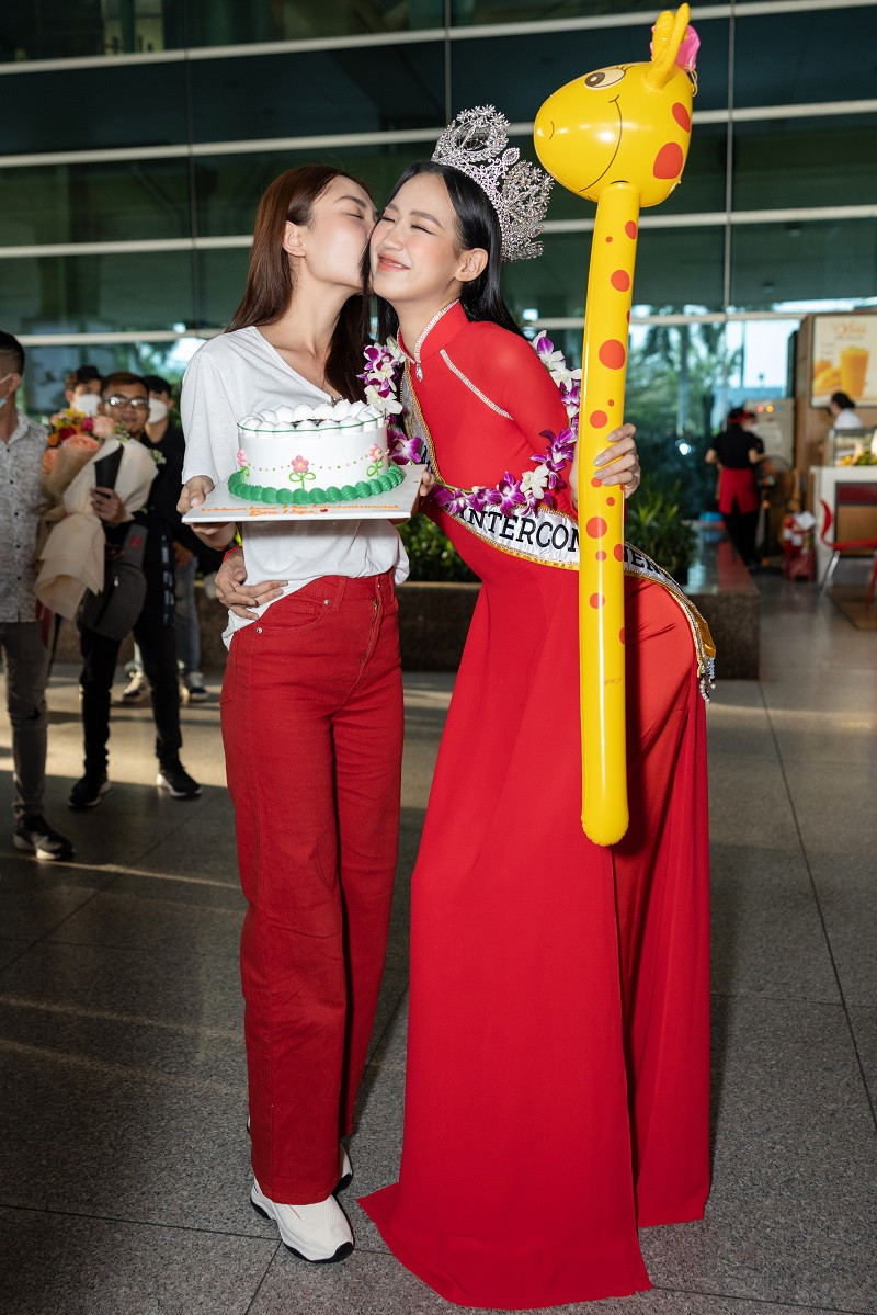 Đương kim Miss World Vietnam 2022 Huỳnh Nguyễn Mai Phương, siêu mẫu Minh Triệu có mặt tại sân bay đón Bảo Ngọc.