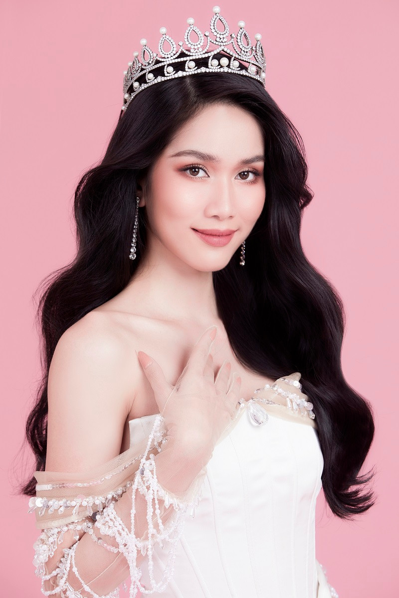 Á hậu Phương Anh được biết đến là một trong những nàng hậu tri thức của showbiz Việt. Trong thời gian đương nhiệm, nàng hậu tốt nghiệp Thủ khoa trường Đại học RMIT. Hiện tại cô theo học bằng thạc sĩ tại đây.