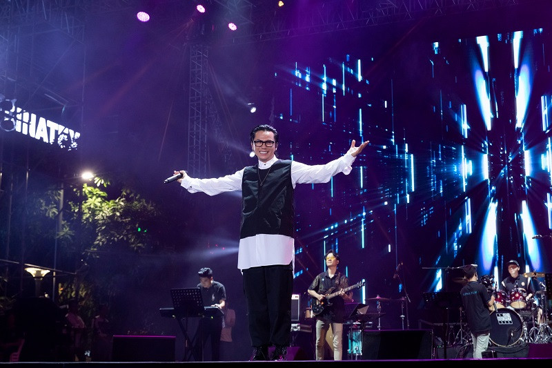 Việc xuất hiện và trình diễn tại sân khấu lễ hội âm nhạc Hò Dô (HOZO 2022) tại TP HCM cũng là màn trình diễn đầu tiên của Mars Anh Tú sau khi chính thức đánh dấu sự trở lại với âm nhạc trong vai trò ca sĩ, mà dấu mốc chính là Mini concert The Ballad diễn ra tại Nhà hát lớn Hà Nội vào tối 5/12.