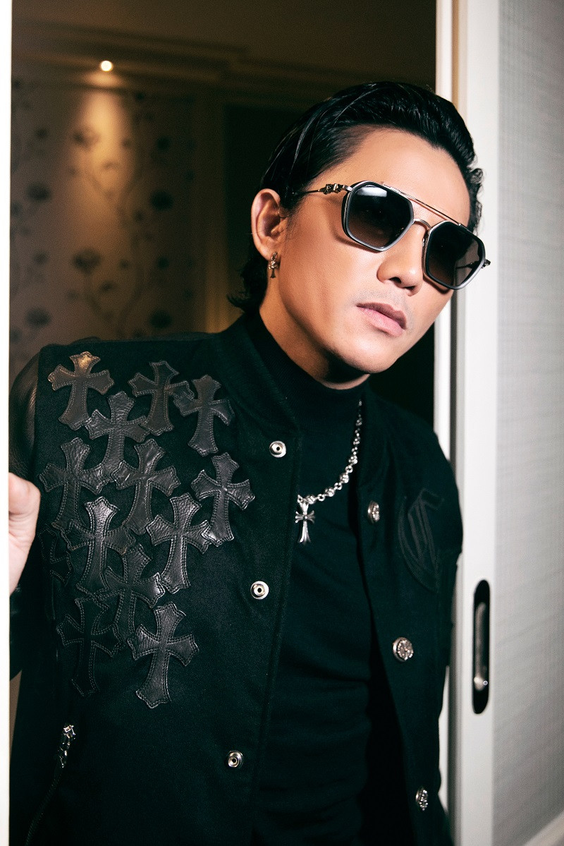 Cùng với nghệ danh mới, Mars Anh Tú "lột xác" về ngoại hình, theo đuổi phong cách lãng tử.