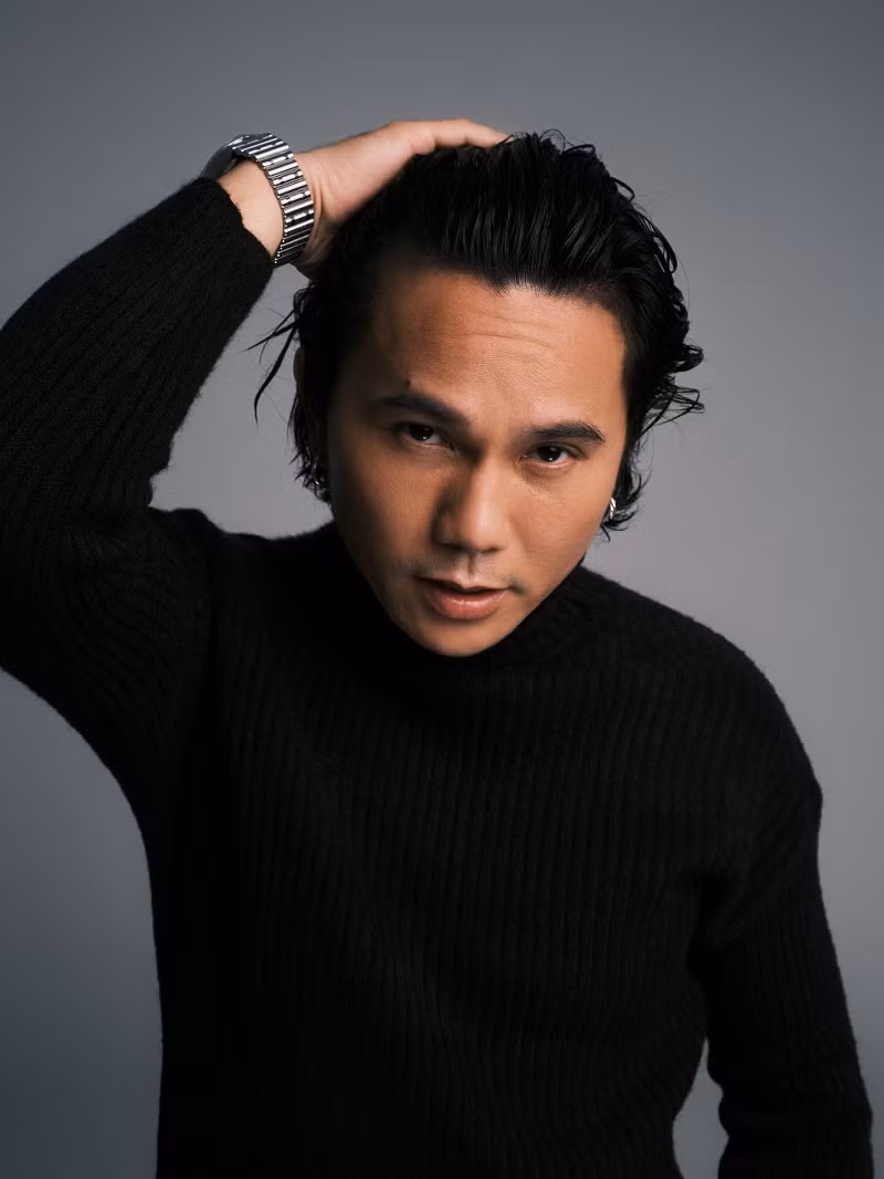 Bên cạnh đó, Mars Anh Tú cũng nỗ lực thay đổi phong cách bằng việc hợp tác với stylist trẻ.