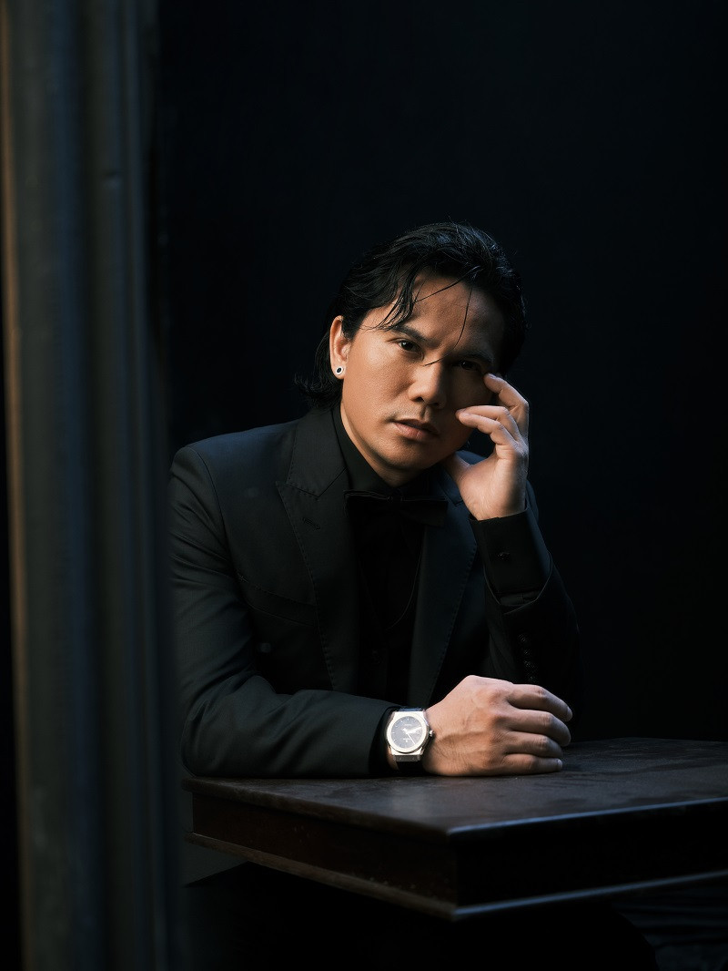 Anh nuôi tóc dài, tập gym để giảm từ 73 kg về 68 kg - số cân của thời thanh niên.