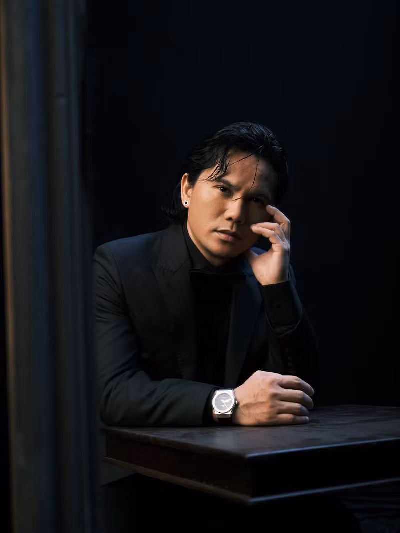 Anh nuôi tóc dài, tập gym để giảm từ 73 kg về 68 kg - số cân của thời thanh niên.