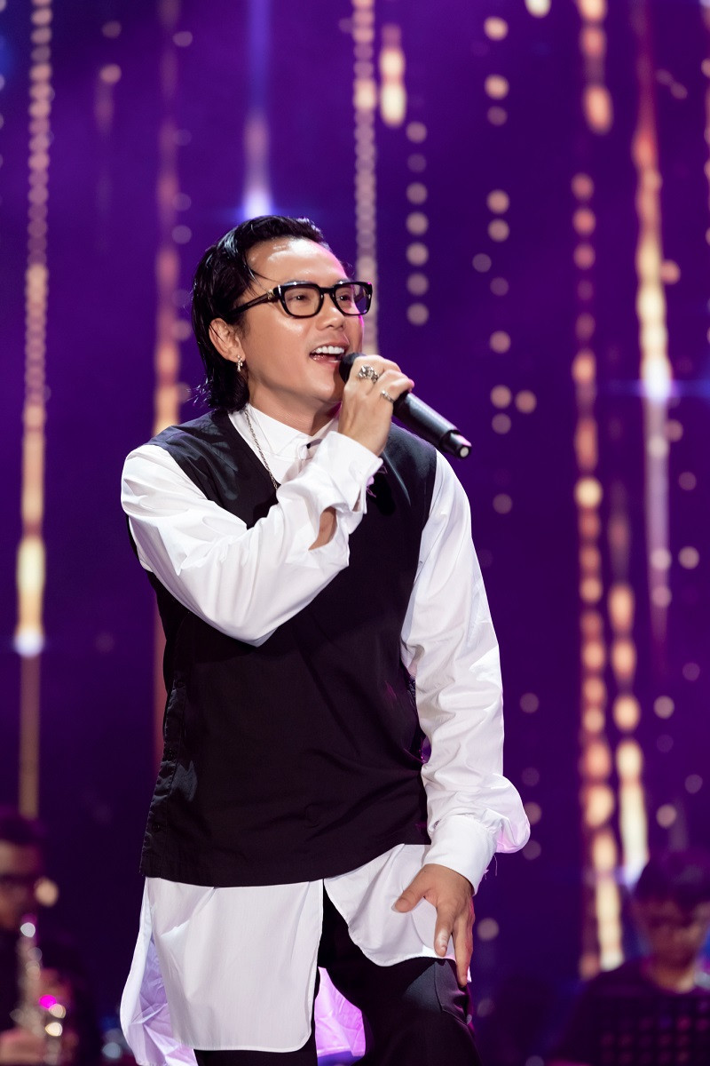 Nam ca sĩ xuất hiện trên sân khấu với mái tóc dài lãng tử “đậm chất Ý” và dành tặng khán giả TP.HCM những ca khúc như một sự “cô đọng” của mini concert The Ballad của anh diễn ra tại Hà Nội.