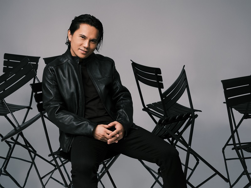 "Tôi muốn đem đến hình ảnh nghệ sĩ lãng tử, phong trần nhưng cũng lịch lãm chứ không còn hình ảnh bụi bặm, nổi loạn như thời trẻ với độ tuổi này nữa", nam ca sĩ nói.