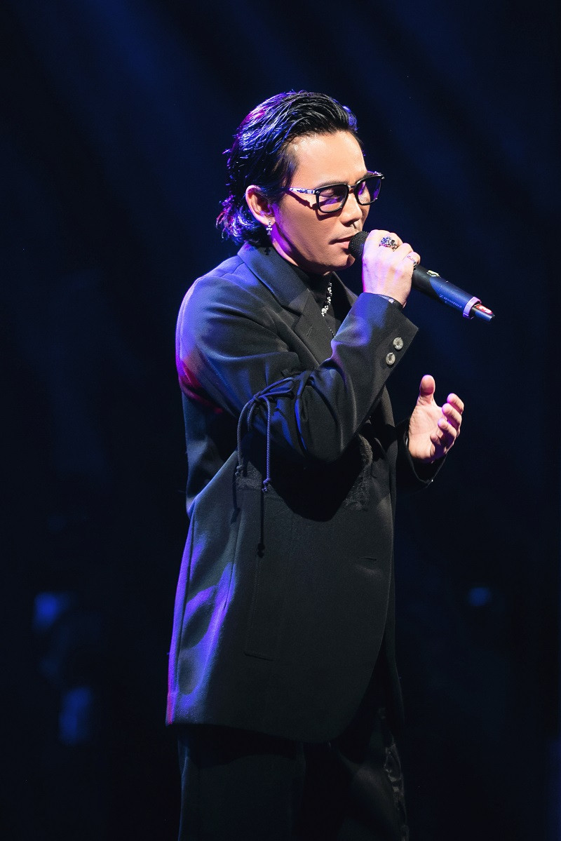 Nam ca sĩ cho biết: “Thời gian tới, tôi sẽ đi đi về về giữa Hà Nội và TP.HCM cũng như các tỉnh thành trên cả nước để có thể được hát, được cháy nhiều hơn với vai trò ca sĩ, khỏa lấp hơn 12 năm làm nhạc sĩ và ít được cầm mic trước đây”.