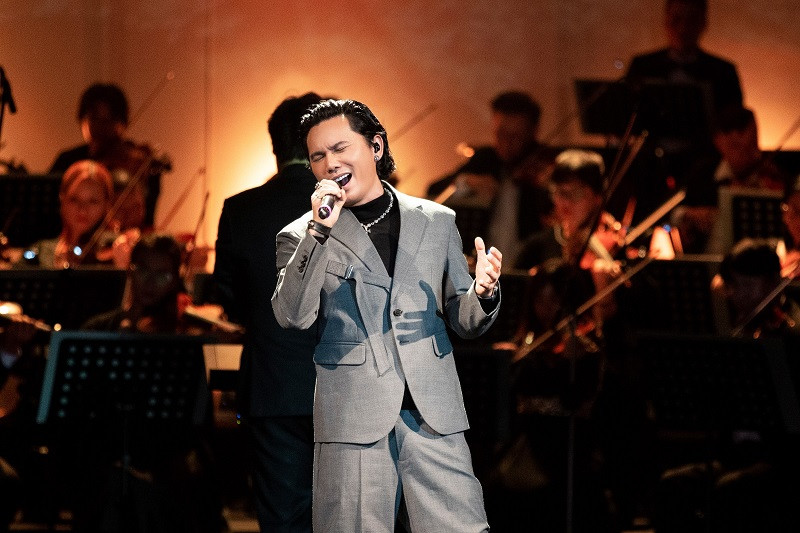 Mars Anh Tú là nghệ danh mới của nhạc sĩ Tú Dưa. Anh đánh dấu sự trở lại của mình bằng series âm nhạc Man To Musik, sau đó là album và mini concert cùng tên The Ballad, gồm 6 ca khúc do anh tự sáng tác với những trải nghiệm đầy mới mẻ.