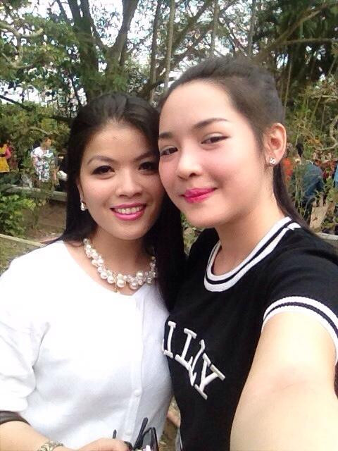 Thanh Quỳnh giờ đã rất xinh đẹp, dịp Tết nguyên đán vừa rồi, cô tự tin đi lễ chùa cùng người thân và chụp lại rất nhiều bức ảnh "tự sướng" đáng yêu, khoe nhan sắc xinh đẹp, hấp dẫn.