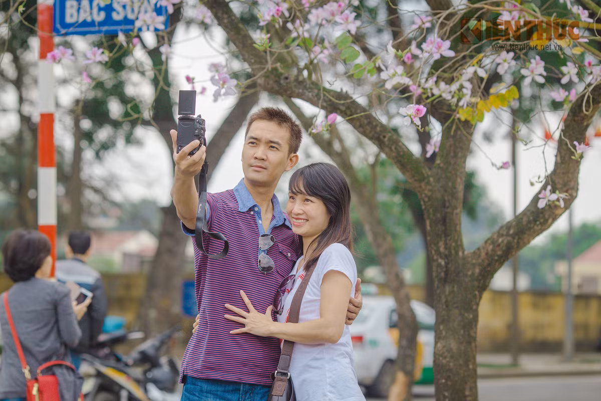 Gioi tre Ha thanh me dam hoa ban, hoa sua dua no-Hinh-5