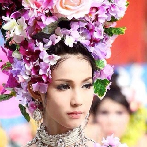 Công việc hiện tại của Yoshi là diễn viên, người mẫu thời trang, chụp ảnh và đóng quảng cáo.