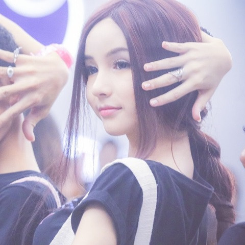 Điều đáng kinh ngạc là Yoshi Chayada thực chất là một người chuyển giới. Điều này tạo bất ngờ không nhỏ đối với dân mạng quốc tế sau khi chiêm ngưỡng vẻ đẹp của hot girl 9X này.