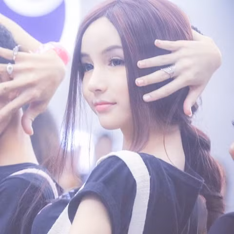 Điều đáng kinh ngạc là Yoshi Chayada thực chất là một người chuyển giới. Điều này tạo bất ngờ không nhỏ đối với dân mạng quốc tế sau khi chiêm ngưỡng vẻ đẹp của hot girl 9X này.