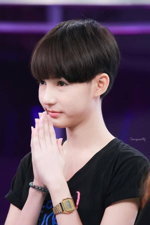 Và năng động, tinh nghịch cùng mái đầu ngắn rất cá tính.