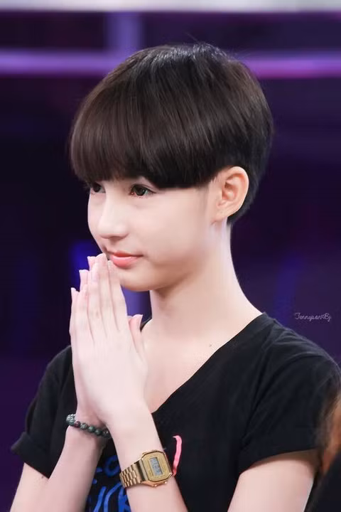 Và năng động, tinh nghịch cùng mái đầu ngắn rất cá tính.