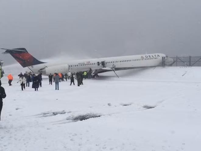 Clip may bay cho 127 nguoi truot khoi duong bang