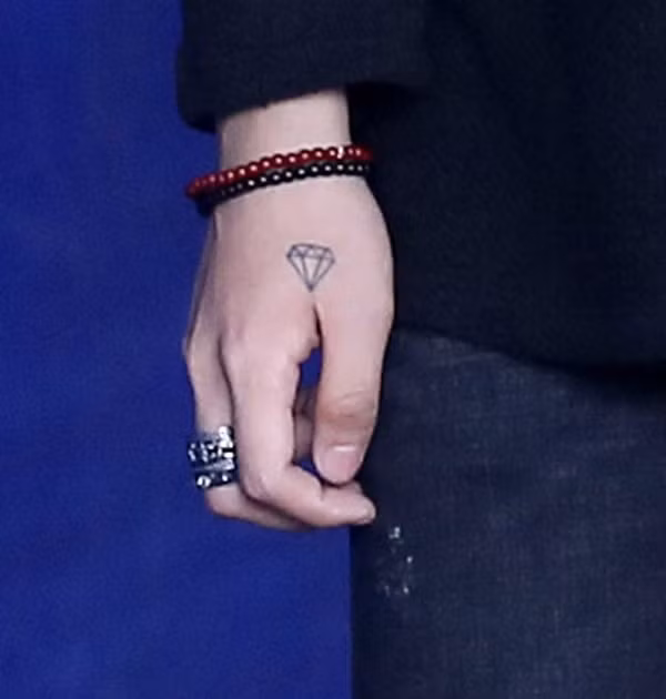 Nhung hinh xam giong nhau cua Son Tung va G-Dragon-Hinh-9