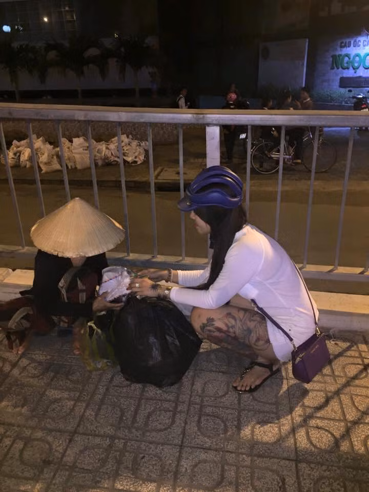 Biết được hành động tốt đẹp của Xuân Hương, nhiều bạn bè, cư dân mạng tỏ ra trân trọng và rất nể phục cô nàng. Một số người đã thừa nhận, không thể đánh giá ai đó qua bề ngoài, đặc biệt là với một người sống hướng thiện, giàu lòng nhân ái như Xuân Hương.