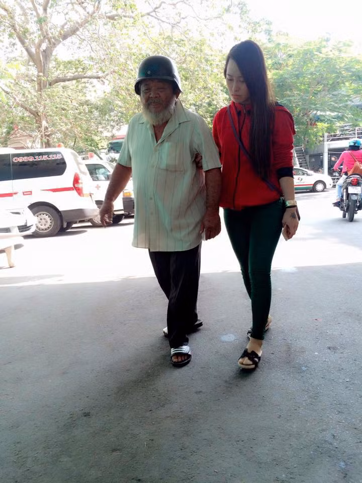 Những ngày sau đó, Xuân Hương tiếp tục chăm sóc cho cụ ông bị thương ở chân. Cô còn cùng một vài người bạn, tự bỏ tiền túi đưa ông cụ đến bệnh viện để thăm khám, chữa trị vết thương nặng ở chân, thuê nhà ở. Cho đến nay, ông cụ được Xuân Hương giúp đỡ đang dần hồi phục sức khỏe.