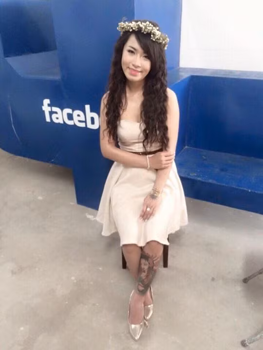 Nữ nhân vật chính trong bức ảnh gây sốt trên là Hồ Thị Xuân Hương, cô gái sinh năm 1992, hiện sinh sống và làm việc tại TP HCM. Không giống như một vài trường hợp chỉ chụp ảnh đi từ thiện chỉ để "làm màu", gây sự chú ý, Xuân Hương là cô gái trẻ rất yêu thích việc làm từ thiện, giúp đỡ người nghèo, bệnh tật và đã làm những công việc này từ rất lâu.