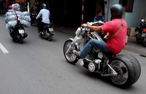 Độ, chế xe không còn là thú vui xa lạ với giới trẻ, người đam mê xe ở Việt Nam. Tuy nhiên việc tham độ quá lố có thể biến một chiếc "xe khủng" thành "xe khùng".