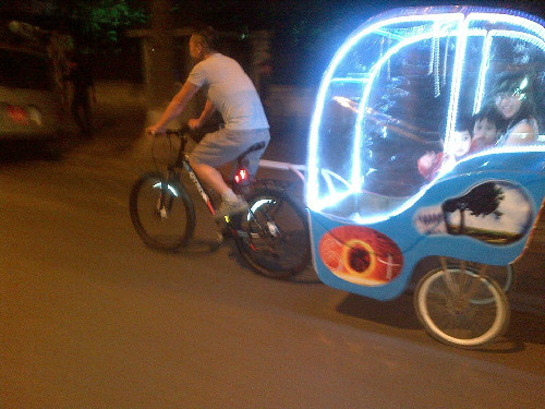 Hình ảnh được chụp trên đường Phan Đình Phùng, Hà Nội vào ngày 2/4. Chiếc xe tự chế được trang trí theo kiểu xe của nàng Lọ Lem, bên hông có in hình trái bí đỏ và một bóng điện bảo vệ môi trường.