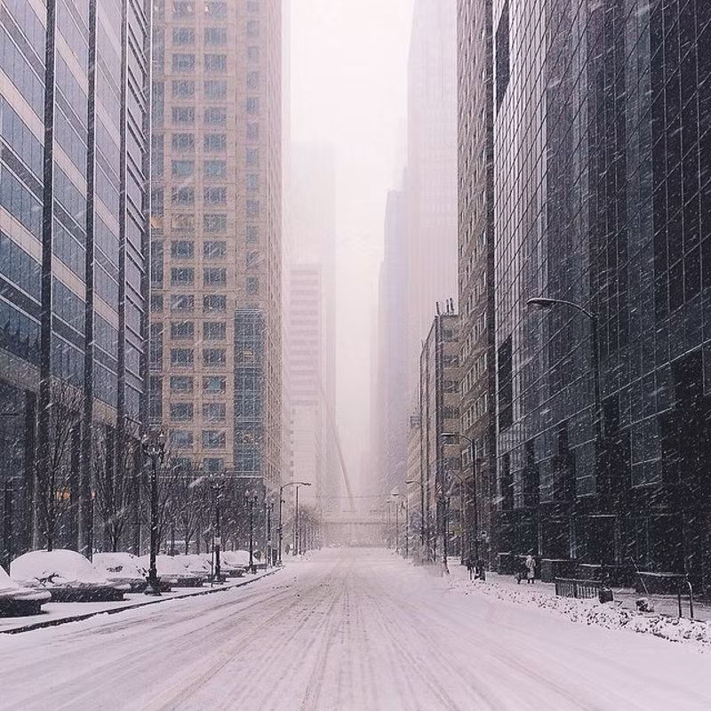 Elise Swopes là sinh viên thiết kế đồ họa tại trường Đại học Columbia. Cô đã đi di lịch nhiều nước khác nhau và đi đến đâu cũng tạo ra những bức siêu phẩm ảnh từ điện thoại di động.