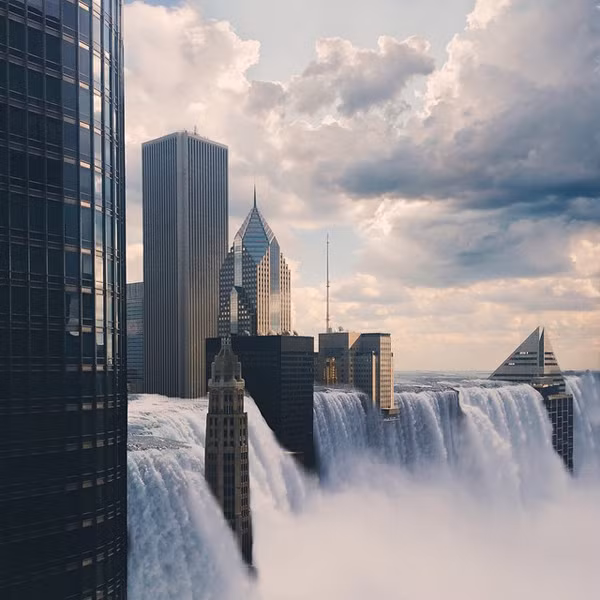 Sở thích của Elise Swopes là chụp ảnh những ngôi nhà cao chọc trời từ trên cao hoặc cho ra những tấm hình thể hiện sự to lớn, bề thế của những công trình cỡ "khủng". Đan xen vào đó là những chi tiết được cắt ghép, được tạo nên từ sự sáng tạo của Elise Swopes.