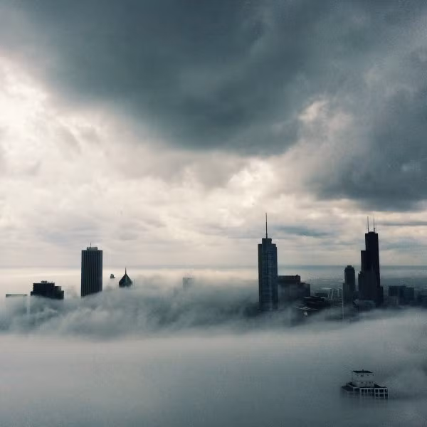 Những bức ảnh nổi tiếng nhất của Elise chụp New York và Chicago chìm trong biển mây mù và thác nước từ trên trời đổ xuống, khơi gợi liên tưởng đến ngày tận thế.