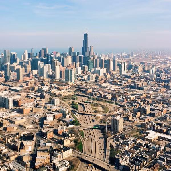 Lớn lên, Elise thiết kế nhiều hơn, tự kiếm được tiền để học đại học. Ngoài ngành thiết kế, Elise còn học thêm ngành quản lý phương tiện truyền thông.