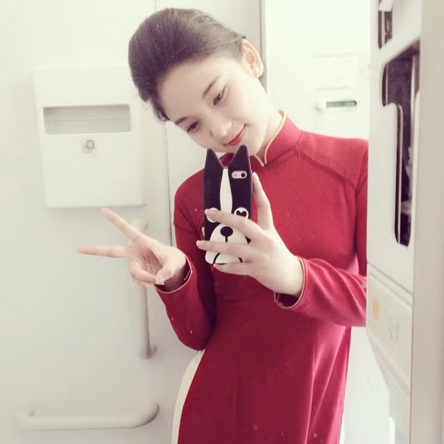 Mai Ka gây ấn tượng với giới trẻ, dân mạng Việt bởi cái tên lạ và ngoại hình xinh xắn, đáng yêu. Những bức ảnh Mai Ka trong bộ áo dài, đồng phục nữ tiếp viên hàng không nhận được hàng nghìn lượt thích.