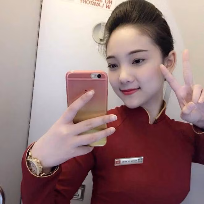 Nguyễn Thị Mai Ka sinh năm 1994, đã có kinh nghiệm làm tiếp viên hàng không của Vietnam Airlines khoảng 1 năm. Sau khi bức ảnh chụp lén Mai Ka xuất hiện trên mạng, rất nhiều bạn trẻ đã quan tâm, cố gắng tìm kiếm các thông tin cá nhân, ảnh đời thường của cô.