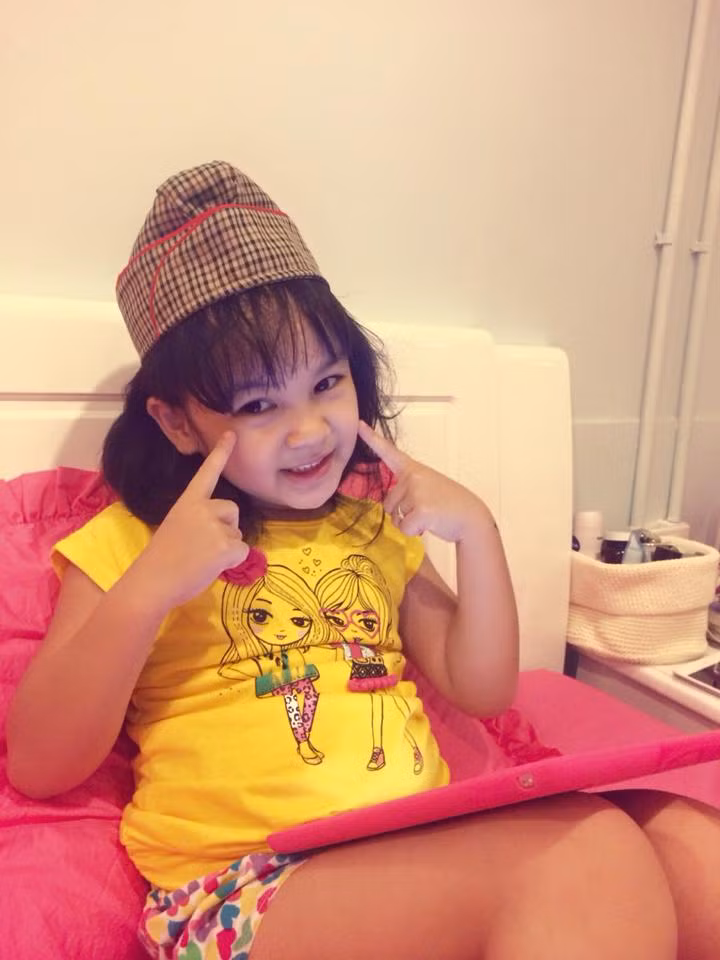 Trong lần bé Bảo Trân đòi ăn khuya, chị Ly khuyên con chỉ nên uống sữa, nhưng "bà cụ non" đã lập luận rằng: "Sữa là nước, trong khi con thì đang thèm đồ ăn nhai được".