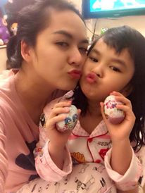 Khi biết được nhiều người quan tâm và khen ngợi, bé Bảo Trân ngây thơ, cảm thấy rất thích thú vì "con được nhiều người yêu hơn".