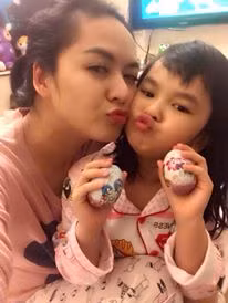 Khi biết được nhiều người quan tâm và khen ngợi, bé Bảo Trân ngây thơ, cảm thấy rất thích thú vì "con được nhiều người yêu hơn".