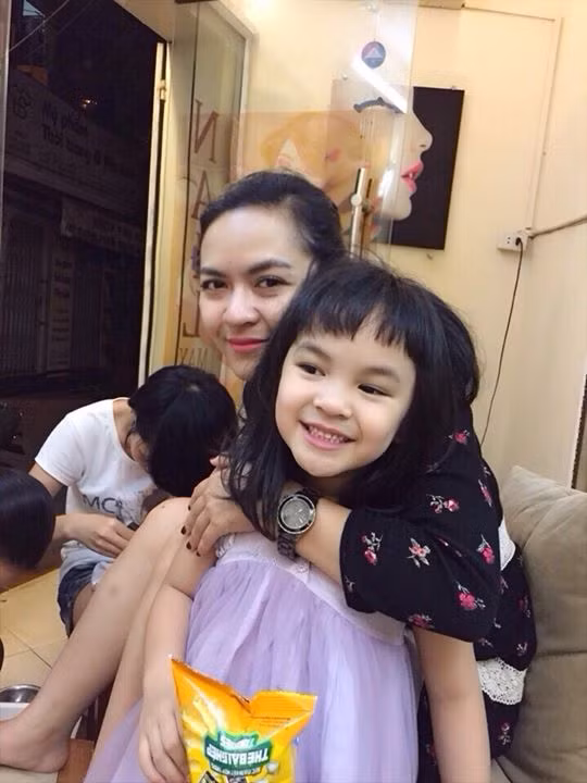 Chị Hương Ly rất thường xuyên chia sẻ ảnh, clip của cô con gái đáng yêu lên mạng. Qua đó bạn bè, người thân, dân mạng hay thấy được nét dễ thương, sự thông minh thể hiện trong những màn đối đáp, làm nũng mẹ của bé Bảo Trân.