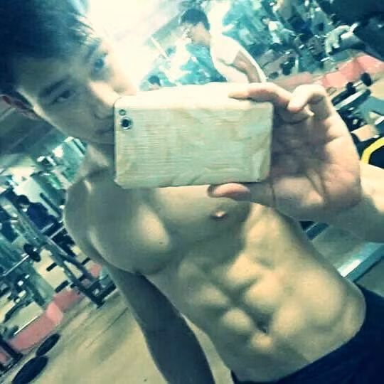 Trước đây Quốc Vương khá gầy, chỉ nặng 45kg. Sau một quá trình kiên trì tập luyện, Vương đã sở hữu một thân thể cường tráng, tự tin cởi trần, khoe cơ bụng chụp ảnh "tự sướng".