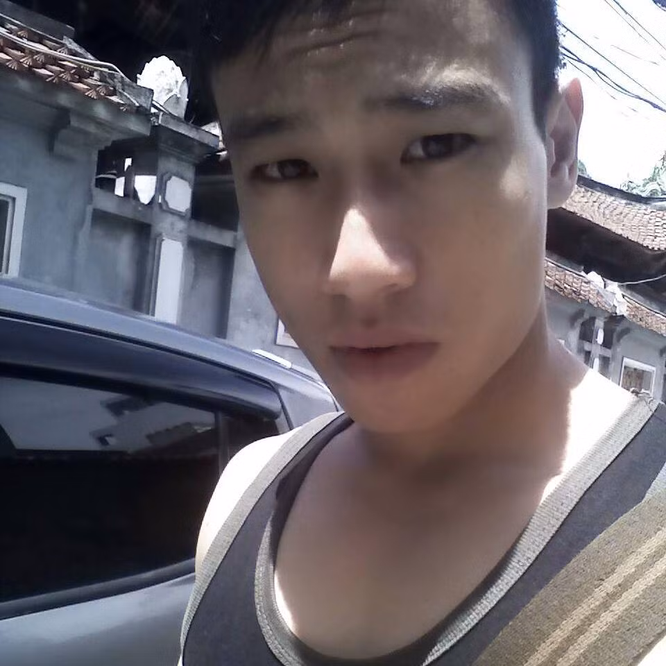 Chàng trai sinh năm 1994 tự tin sống bằng đam mê và ít để tâm mọi người nói gì. Hơn nữa, anh từng vài lần đánh đu trên cầu Long Biên, vừa để thử thách sức khỏe của bản thân, vừa để có một bức ảnh mạo hiểm. Vương khẳng định anh biết cách bảo vệ an toàn cho bản thân, luôn cẩn thận và không có ý định gây sự chú ý.