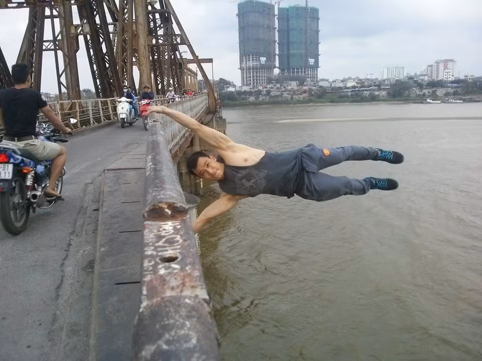 Vài ngày trước, bức ảnh một chàng trai lực lưỡng đu mình trên cầu Long Biên, phía ngoài lan can, được rất nhiều bạn trẻ, dân mạng Việt quan tâm. Nhiều người lo sợ sự nguy hiểm cho người chụp ảnh, một số khác lại rất khâm phục sức khỏe của anh chàng có biệt danh "Superman cầu Long Biên" này.