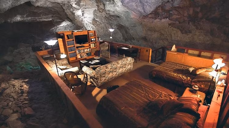 Grand Canyon Caverns Suite nổi tiếng là một trong những khách sạn lớn nhất, sâu nhất và tối nhất thế giới, nằm cách mặt đất khoảng 220m. (Ảnh: Ustoday)