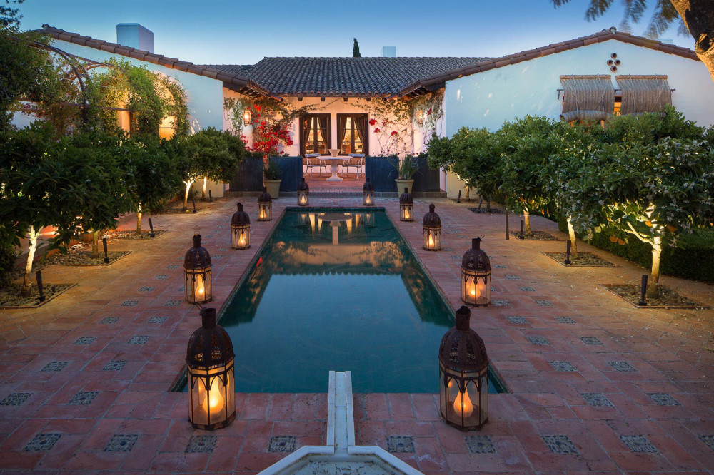 Dinh thự có tổng diện tích hơn 4.700 m2, gồm 9 phòng ngủ, 25 phòng tắm và một garage có sức chứa 6 ôtô. (Ảnh: iDesignArrch)